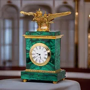 Подарочные часы «Имперские» из малахита с двуглавым орлом — фотография 1
