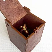 На память: Фигурка «Крысеныш с сыром» из бронзы — фотография 4