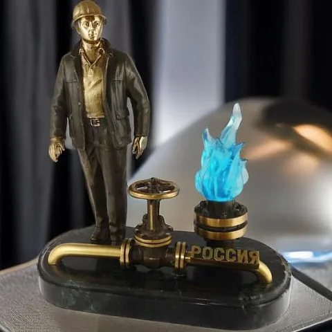 Бронзовый сувенир «Работник российской газовой промышленности» со змеевиком — необычный подарок