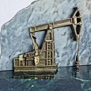Подарочные настольные часы «Нефтяная качалка» из бронзы и змеевика — фотография 2