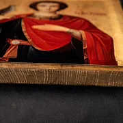 Подарочная икона деревянная с ковчегом "Святой Трифон" — фотография 7