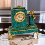 Часы «Ангелочек» из малахита — необычный подарок — фотография 1