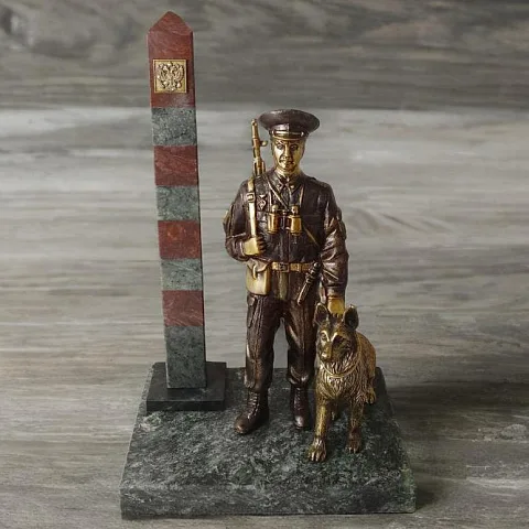 Подарочная композиция «Пограничник с собакой»