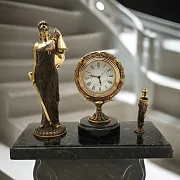 Подарочные часы «Правосудие» с Фемидой и подставкой для ручек — фотография 1
