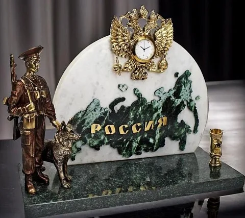Настольные часы «Пограничник с собакой» — красивый подарок