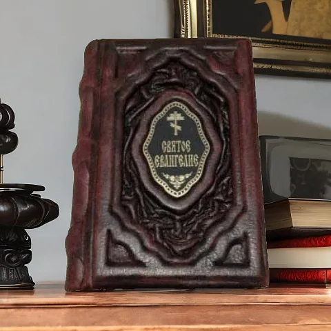 Святое Евангелие — книга в кожаном переплёте — оригинальный подарок