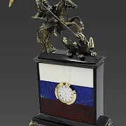 Настольные часы «Георгий Победоносец» с российским флагом — необычный подарок — фотография 3