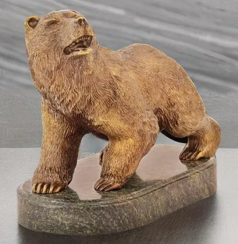 Бронзовая статуэтка «Медведица» на змеевике — красивый подарок