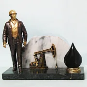 Бронзовый сувенир «Работник нефтяной промышленности» с качалкой — оригинальный подарок — фотография 2