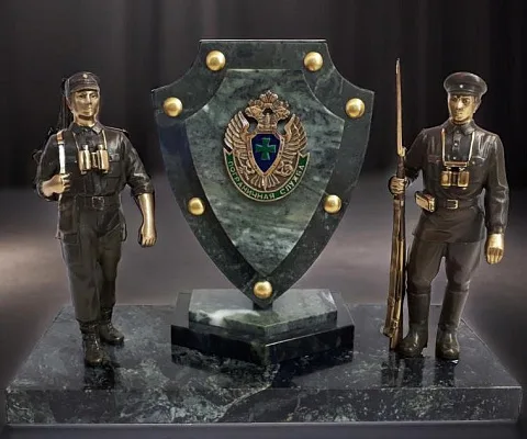 На память: Бронзовая композиция «На защите Отечества» с эмалью