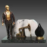 Подарочный бронзовый сувенир «Работник нефтяной промышленности 3» — фотография 2
